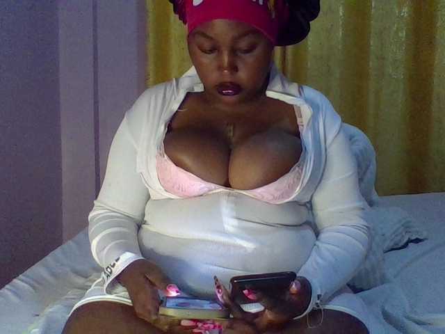 le modèle curvysexy est en webcam porno dans un show sur le site bongacams, il possède les tags suivants: Ebony,Brunette,Shaved