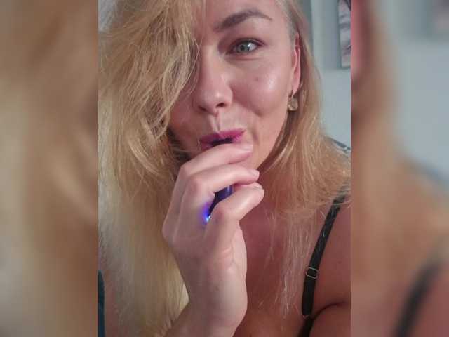 Yesenia-1 live cam preview
