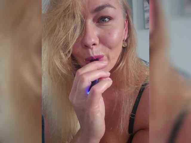 Yesenia-1 webcam
