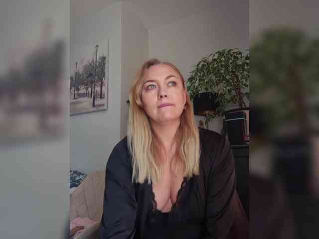 Yesenia-1 webcam