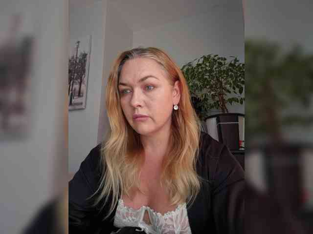Yesenia-1 webcam