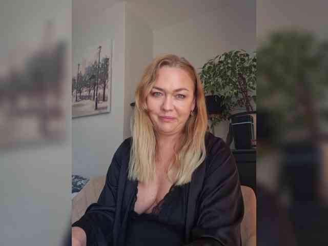 Yesenia-1 webcam