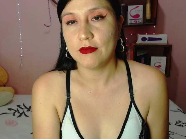 le modèle sexy-annie est en webcam porno dans un show sur le site bongacams, il possède les tags suivants: Latino/Hispanic,Brunette,Shaved