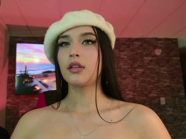 Charlotte-greys live cam on BongaCams