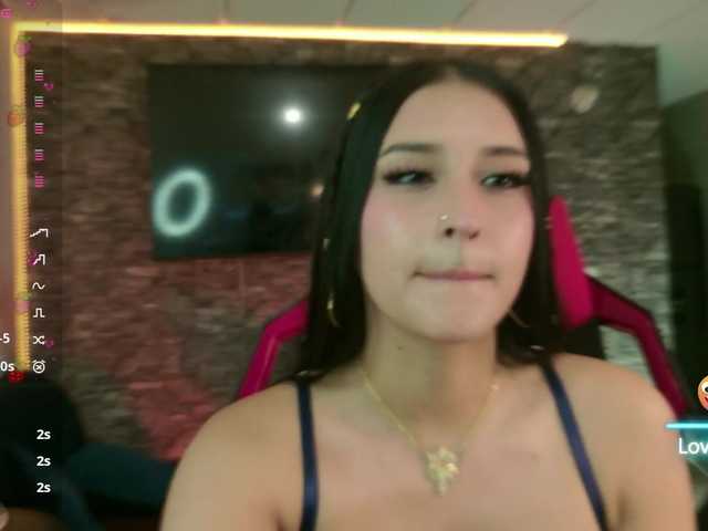 Charlotte-greys live cam on BongaCams