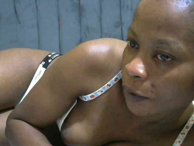 PrettyAlianah webcam