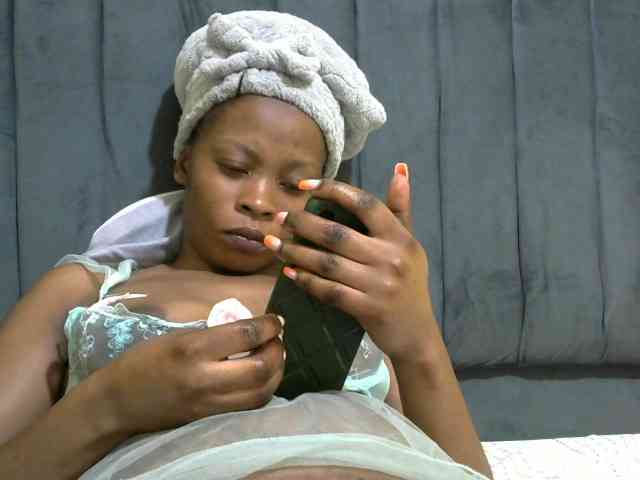 PrettyAlianah webcam