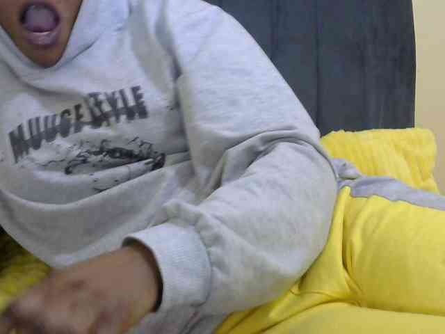 PrettyAlianah webcam