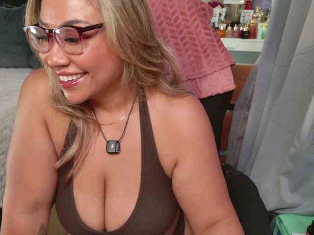 SpikedBella webcam