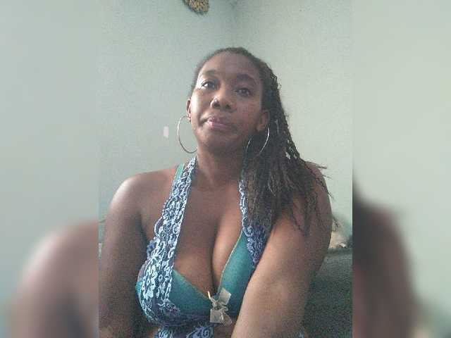 le modèle Chachachocolate est en webcam porno dans un show sur le site bongacams, il possède les tags suivants: Ebony,Brunette,Hairy