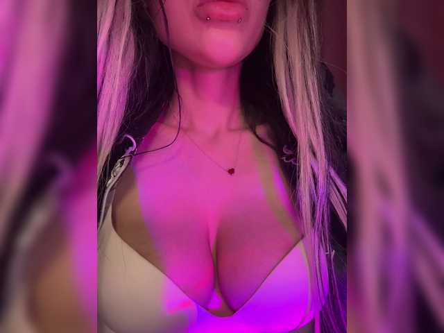 LeCriss's BongaCams show and profile