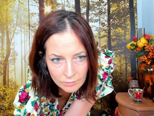 SatyneQueen live cam preview