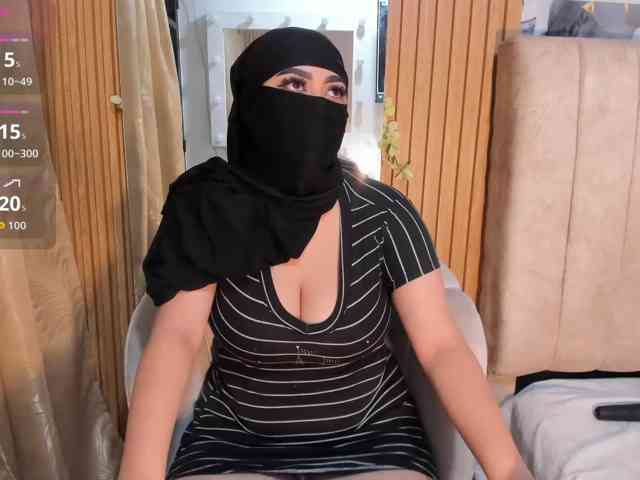 モデル: ghalia