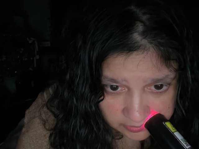le modèle DUMBHOEMELANIE est en webcam porno dans un show sur le site bongacams, il possède les tags suivants: White/Caucasian,Brunette,Hairy
