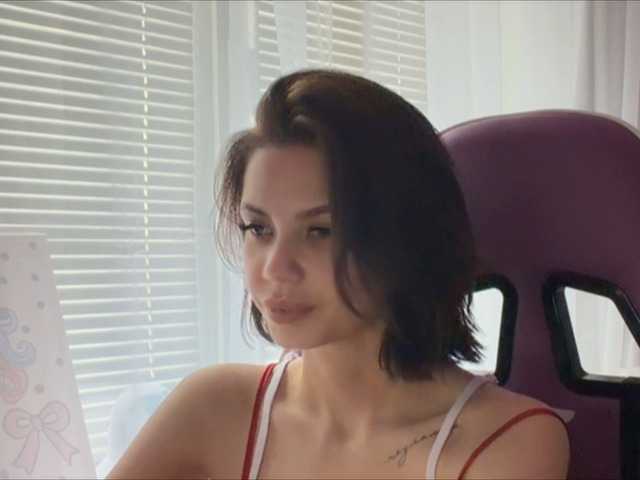 le modèle MiraLaPics est en webcam porno dans un show sur le site bongacams, il possède les tags suivants: White/Caucasian,Blonde,Shaved