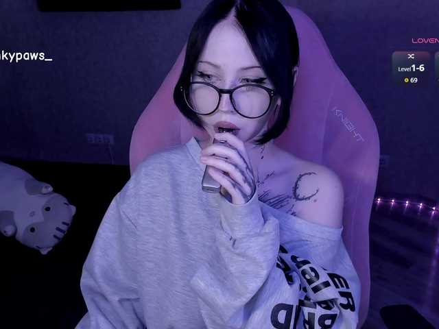 le modèle blinkypaws est en webcam porno dans un show sur le site bongacams, il possède les tags suivants: White/Caucasian,Brunette,Shaved