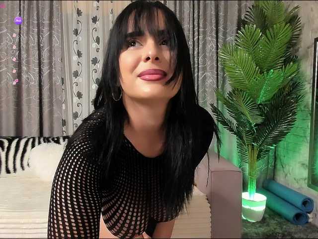 Adela27 live cam on BongaCams