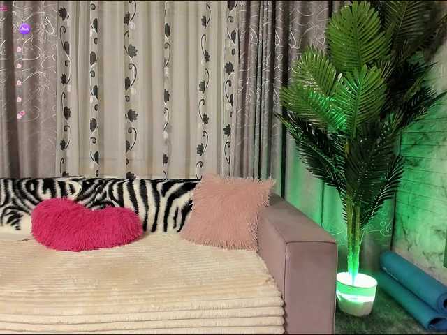 Adela27 live cam on BongaCams