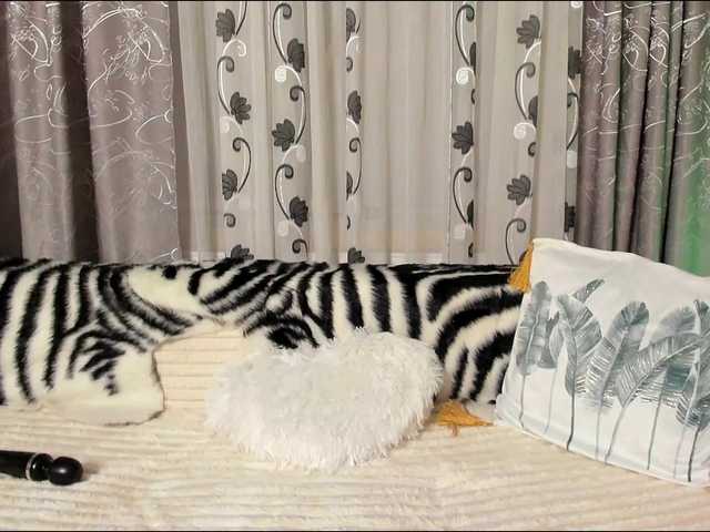 Adela27 live cam on BongaCams