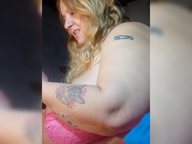 HOTBABYSUCKS1 live cam on BongaCams