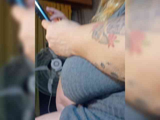 Modelo: HOTBABYSUCKS1