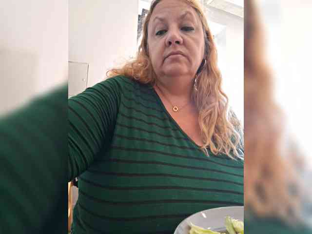Modelo: HOTBABYSUCKS1