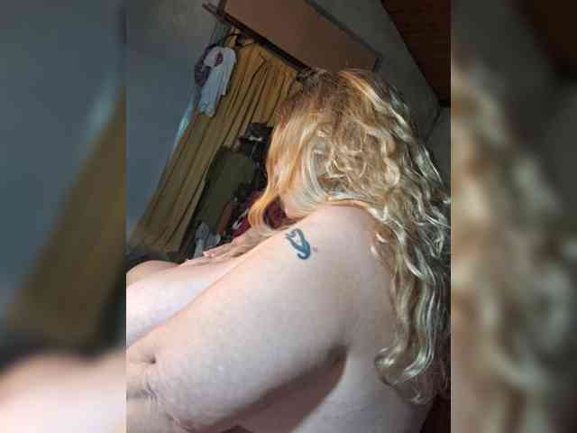 HOTBABYSUCKS1 webcam