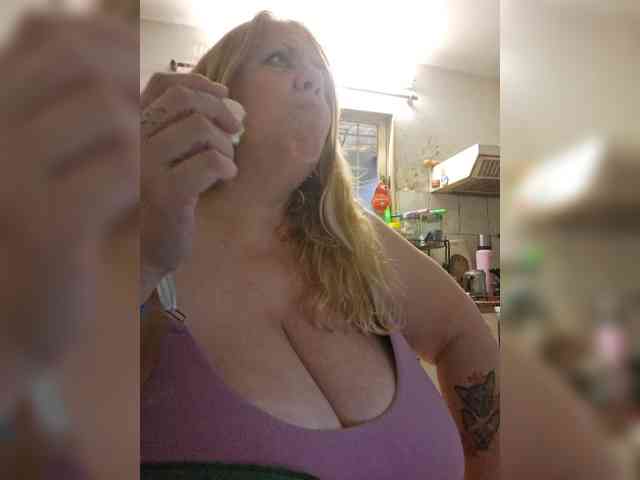 HOTBABYSUCKS1 webcam