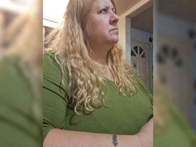 HOTBABYSUCKS1 webcam