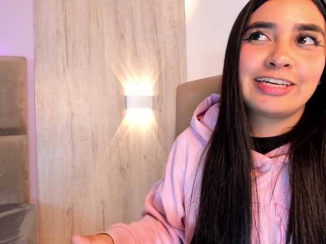 Allyy live cam preview