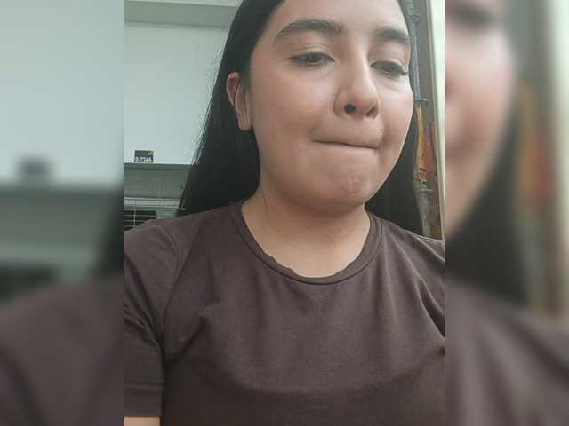 Allyy live cam preview