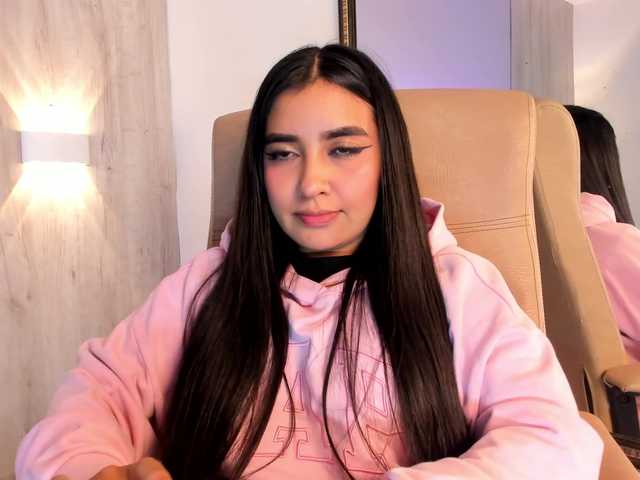 Allyy live cam preview