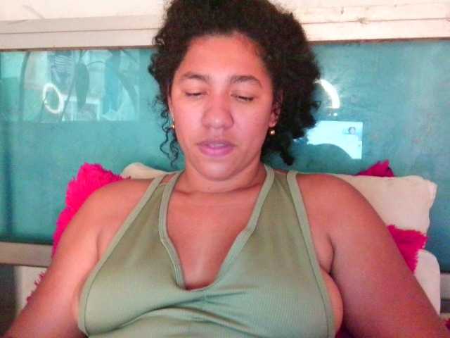 le modèle Bellacrespa est en webcam porno dans un show sur le site bongacams, il possède les tags suivants: Latino/Hispanic,Brunette,Hairy