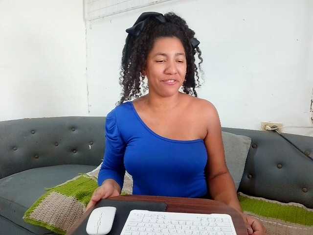 Bellacrespa live cam on BongaCams