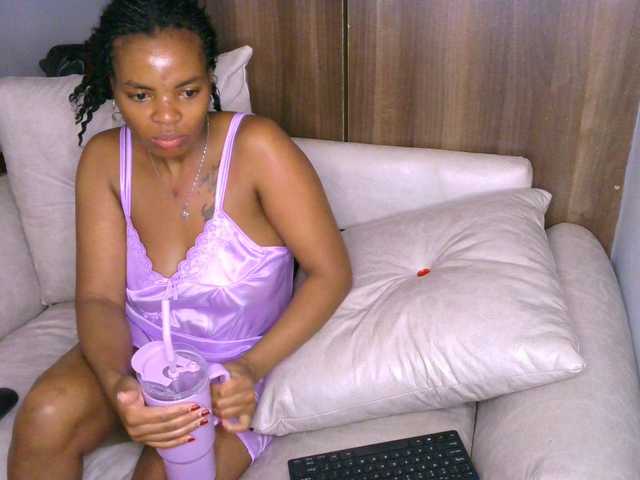 le modèle Cece-16 est en webcam porno dans un show sur le site bongacams, il possède les tags suivants: Ebony,Brunette,Shaved
