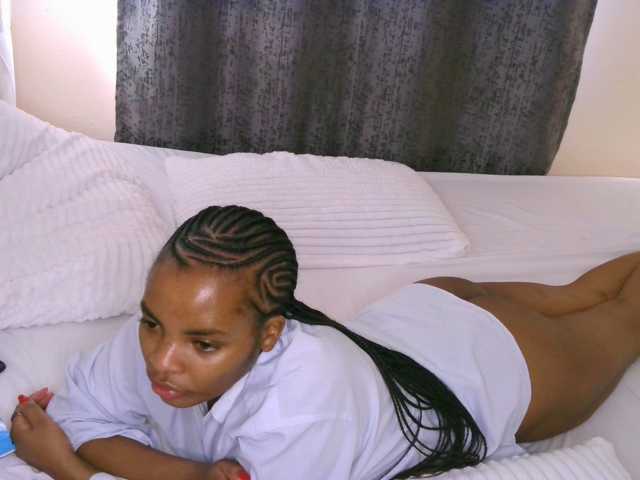 le modèle Cece-16 est en webcam porno dans un show sur le site bongacams, il possède les tags suivants: Ebony,Brunette,Shaved
