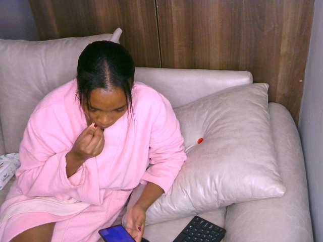 Cece-16 est une amatrice française en show avec sa webcam pour des vidéos amateurs sur BongaCams. Les tags indiqués par Cece-16 sur le site de vidéos prono amateur sont : Ebony,Brunette,Shaved,