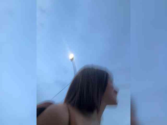 HoneyLili webcam
