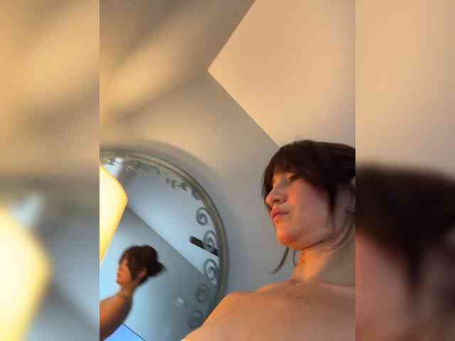HoneyLili webcam