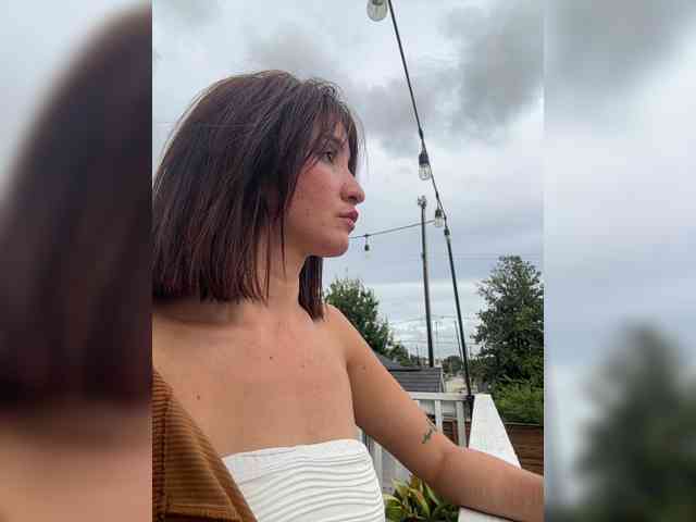 HoneyLili webcam