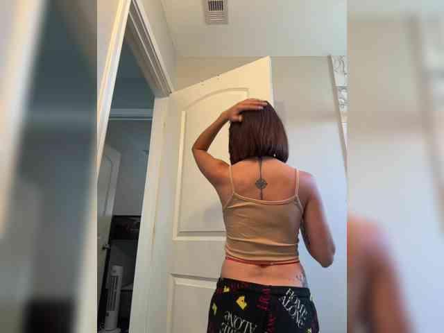HoneyLili webcam