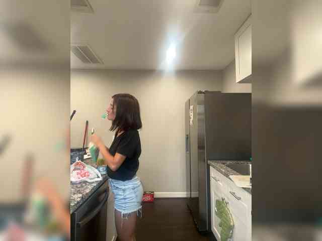 HoneyLili webcam