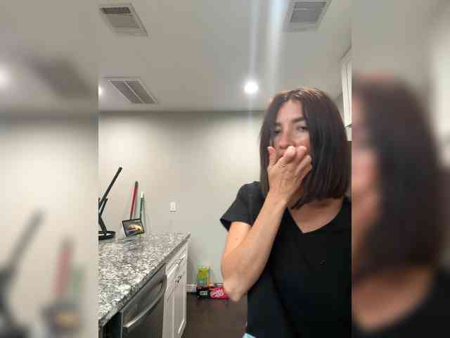 HoneyLili webcam