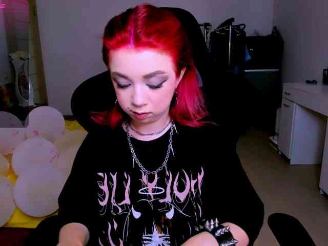 Nikigoddesss's live stream