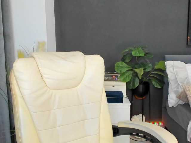 SoniaRey è una camgirl italiana durante uno show su BongaCams. Tag principali: White/Caucasian,Brunette,Shaved