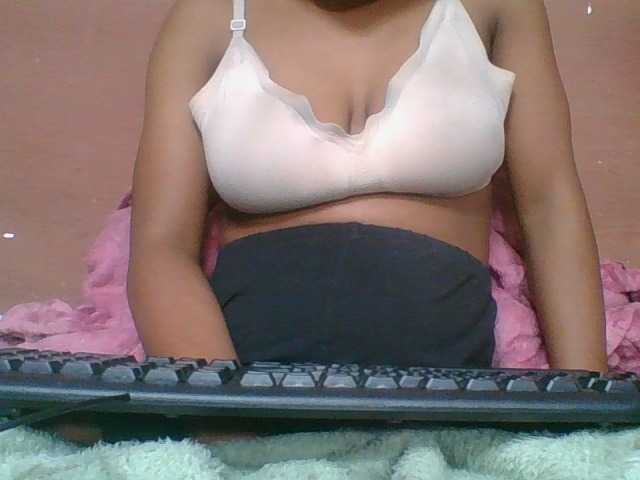 Rosiah2 live cam on BongaCams
