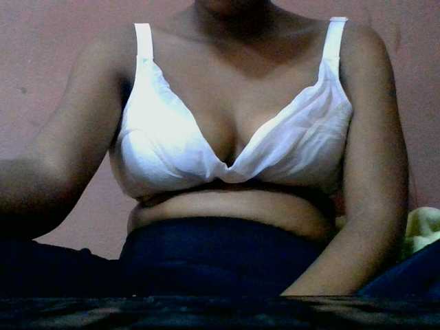 le modèle lydia11 est en webcam porno dans un show sur le site bongacams, il possède les tags suivants: Ebony,Brunette,Trimmed