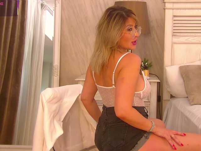JuliaEyrie live cam on BongaCams