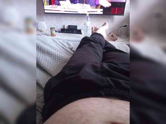 该模特正在直播。 Oks---Rus