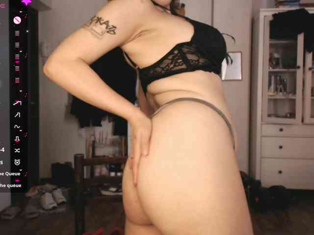 momorenaaa webcam